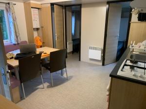 Kuchyň nebo kuchyňský kout v ubytování Mobil-Home -10 minutes Océan