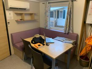 Posezení v ubytování Mobil-Home -10 minutes Océan
