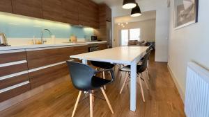 Kuchnia lub aneks kuchenny w obiekcie Captains 2-Bedroom Suite in Athens Nea Smyrni