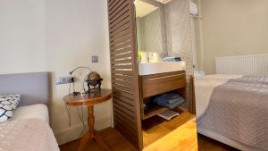 Łóżko lub łóżka w pokoju w obiekcie Captains 2-Bedroom Suite in Athens Nea Smyrni