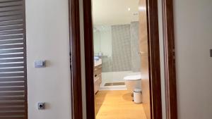 Łazienka w obiekcie Captains 2-Bedroom Suite in Athens Nea Smyrni