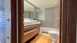 Łazienka w obiekcie Captains 2-Bedroom Suite in Athens Nea Smyrni