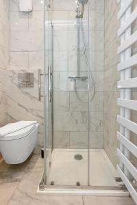a shower with a glass door in a bathroom at Outstanding 2 Bed Apartment in Central Camden Sleeps 6 in London