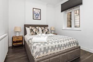 a bedroom with a large bed and a window at Outstanding 2 Bed Apartment in Central Camden Sleeps 6 in London