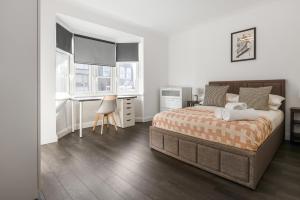 a bedroom with a bed and a desk in it at Outstanding 2 Bed Apartment in Central Camden Sleeps 6 in London
