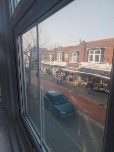 Blick aus einem Fenster eines auf einer Straße geparkt in der Unterkunft 120 Mortimer St, Herne Bay in Kent