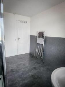 a bathroom with a sink and a shower and a toilet at Central 2-bedroom bunglow with double sofa bed in Carnoustie