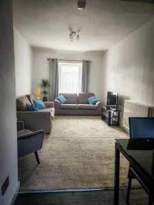 un soggiorno con divano e TV di Central 2-bedroom bunglow with double sofa bed a Carnoustie