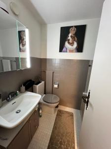 Koupelna v ubytování Vincenzo appart, Studio Confortable à Nendaz, accès Direct au Télécabine de Tracouet et Parking Souterrain Inclus
