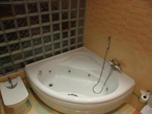 y baño con bañera y aseo. en Hotel La Union, en Humanes de Madrid