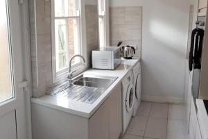 Dapur atau dapur kecil di Matlock House Great 2 Bedroom House NG4 Postcode Parking Sleeps 6