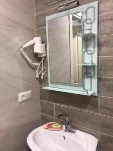 a bathroom with a sink and a mirror at bakuriani didveli rezidensi G6 in Borjomi