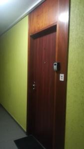 een houten deur in een kamer met een groene muur bij Studio Bord de Mer (Wifi + Netflix) in La Seyne-sur-Mer