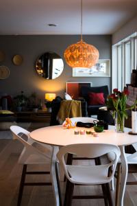 uma sala de estar com uma mesa e duas cadeiras em living with the host and the dog Comfortable double room in a house in Lillestrøm em Lillestrom