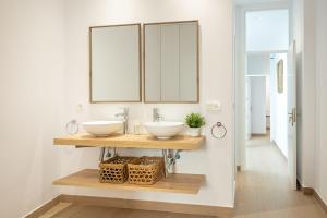 Baño con 2 lavabos y espejo en New! La Casa del cerrajero, en Sevilla