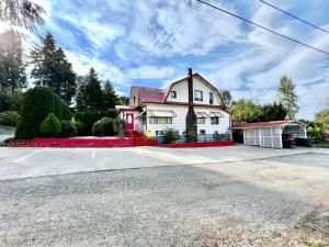 a white house with a red door on a street at House 2 Bedrooms with King Queen and Sofa Bed near Airport and Downtown Seattle in Seattle