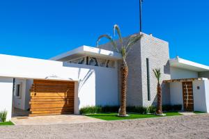 una casa con dos palmeras delante de ella en Shangri-La Luxury Villa, en Puerto Peñasco