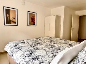 1 dormitorio con 1 cama y 2 cuadros en la pared en Denkmal-Wohnung in Bamberg en Bamberg