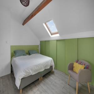 een slaapkamer met groene muren en een bed en een stoel bij Maison Bezons: Confort & Jardin in Bezons