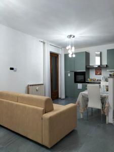 - un salon avec un canapé et une table dans l'établissement CASA REGINA, à Crevoladossola