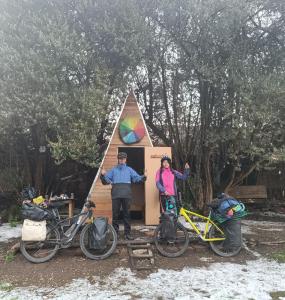 um grupo de três pessoas em pé na frente de uma tenda em Hostal Casona Don Ranulfo em Peñas