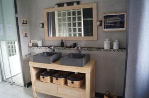łazienka z 2 umywalkami i oknem w obiekcie Les Prés d'Allerey 