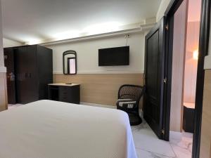 Uma TV ou centro de entretenimento em Hotel Don Diego