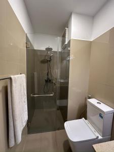 ネゴンボにあるOcean Breeze Apartment Negombo, R 5, B16 Minaのバスルーム(トイレ、ガラス張りのシャワー付)