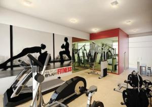 een fitnessruimte met cardio-apparatuur en een muurschildering bij Ocean Breeze Apartment Negombo, R 5, B16 Mina in Negombo