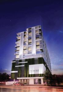 ネゴンボにあるOcean Breeze Apartment Negombo, R 5, B16 Minaの白い高い建物