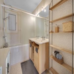 een badkamer met een wastafel, een douche en een bad bij Maison Bezons: Confort & Jardin in Bezons