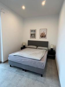 - une chambre avec un lit et deux photos sur le mur dans l'établissement Heideglück, à Asendorf