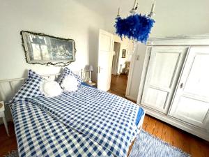 Klingbergにあるromantische Ferienwohnung Sachsenhof 2のベッドルーム(青と白のチェッカーベッド付)