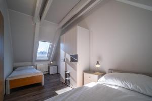 - une chambre avec un lit, un bureau et une fenêtre dans l'établissement Apartmán Andy Riviera 503-10 Lipno Home, à Lipno nad Vltavou