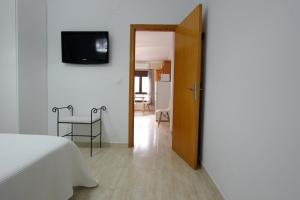 TV a/nebo společenská místnost v ubytování Apart ConiL Benavent