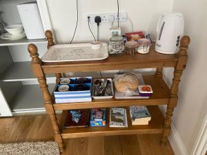 een kleine houten tafel met verschillende artikelen erop bij Bright Suite in Whitstable