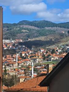 vista su una città con case e montagne di BUDZAK Sarajevo a Sarajevo