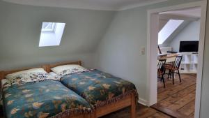 a bedroom with a bed and a desk in a room at Ferienwohnung im ehemaligen Rittergut in Wurzbach