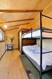 a bedroom with two bunk beds in a cabin at Gospodarstwo Agroturystyczne Rowerowa Przystań "Jankesówka" in Lidzbark Warmiński