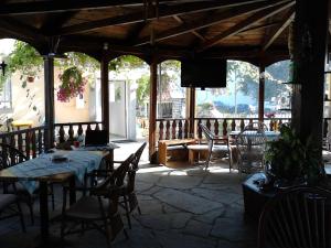 Reštaurácia alebo iné gastronomické zariadenie v ubytovaní Patra Rooms Skala Prinou + 37 fotografií