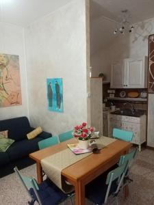 salon ze stołem i kanapą w obiekcie La Casetta Di Anna w mieście Castel Lagopesole