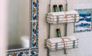 KalandraにあるStudio Dalkidiのバスルーム(白いタオル2枚、鏡付)