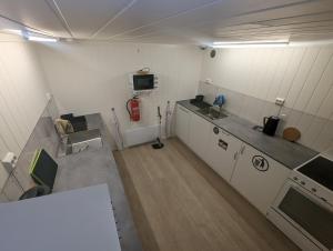 um quarto com uma cozinha com um lavatório e um micro-ondas em Holmset Camping and Fishing em Namdalseid
