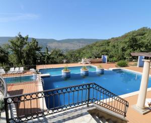 ein Schwimmbad mit Blick auf die Berge in der Unterkunft Adria Montenegro Seaview in Herceg-Novi