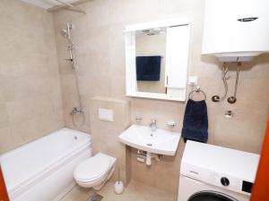 ein Badezimmer mit weißer Toilette und Waschbecken in der Unterkunft Adria Montenegro Seaview in Herceg-Novi + 24 Fotos