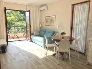 ein Wohnzimmer mit einem blauen Sofa und einem Tisch in der Unterkunft Adria Montenegro Seaview in Herceg-Novi