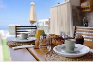 una mesa con dos tazas y platos de comida. en Casa Valista en Tijarafe