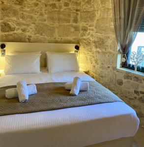 Säng eller sängar i ett rum på Serenity Stone House, a Blissful Retreat