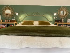 1 dormitorio con 1 cama grande y 2 espejos en Appartement dans Mas Provencal, en Grans 53 fotos más
