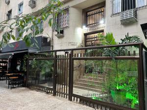 a building with a gate in front of a restaurant at MARAVILHOSO APARTAMENTO NO LEBLON in Rio de Janeiro